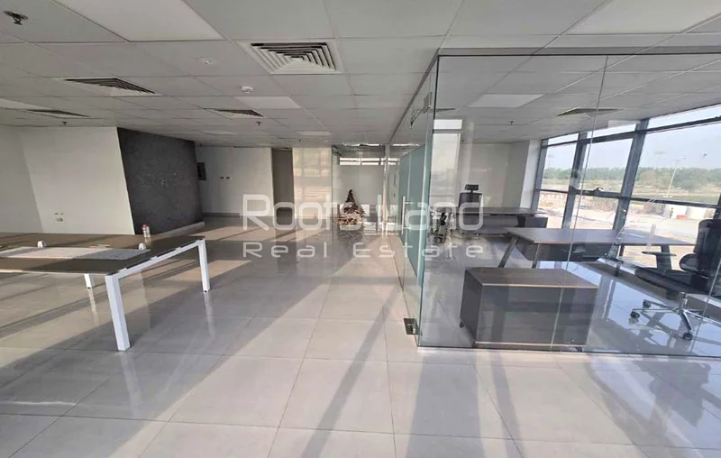 مؤثثة بالكامل | موقع متميز | مقسمة بزجاج63824479284611111