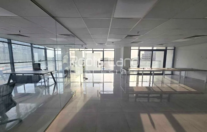 مؤثثة بالكامل | موقع متميز | مقسمة بزجاج63824479284611113