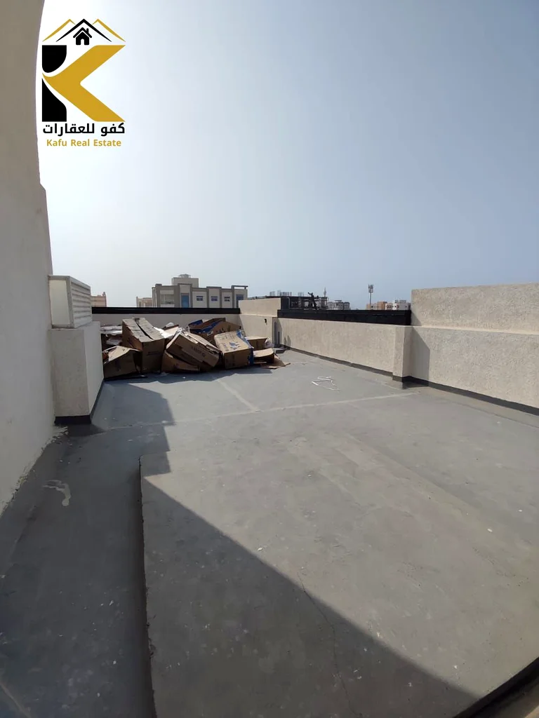 شقة فاخرة بإطلالة جميلة وغرفة معيشة واسعة، وثلاث غرف نوم.63811299395969114