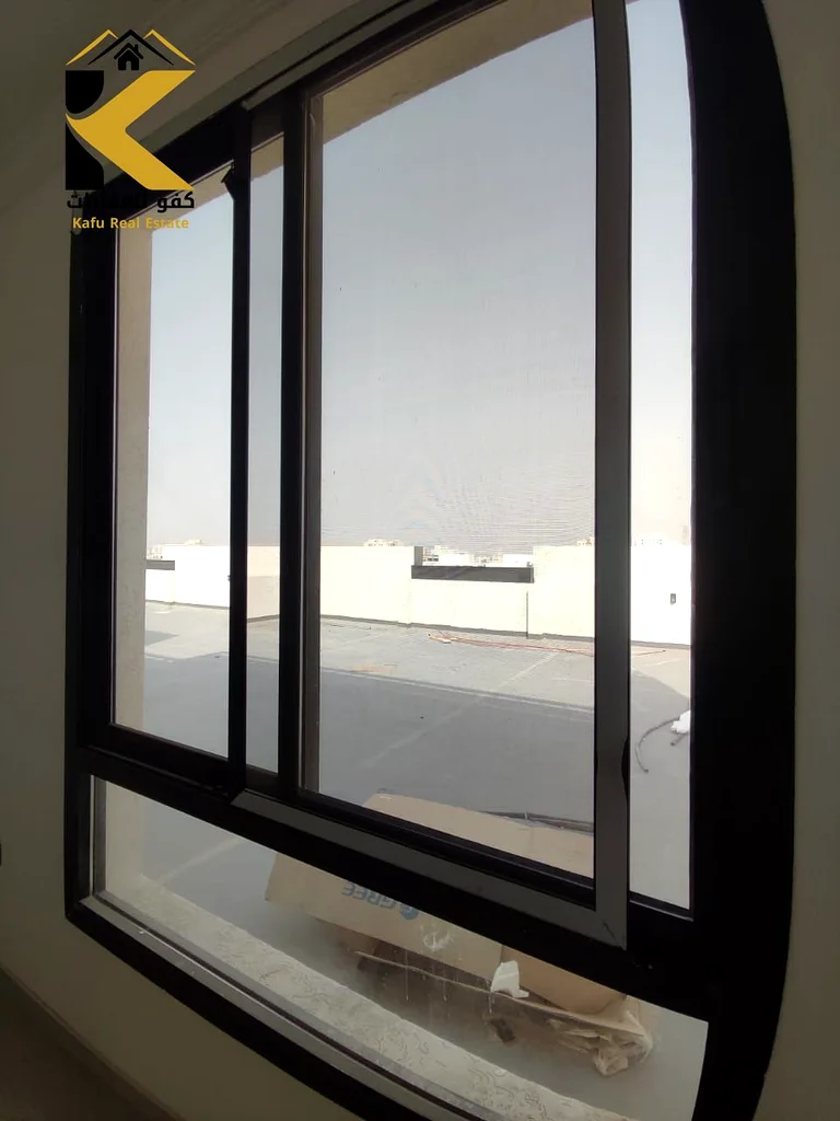 شقة فاخرة بإطلالة جميلة وغرفة معيشة واسعة، وثلاث غرف نوم.63811299395969110