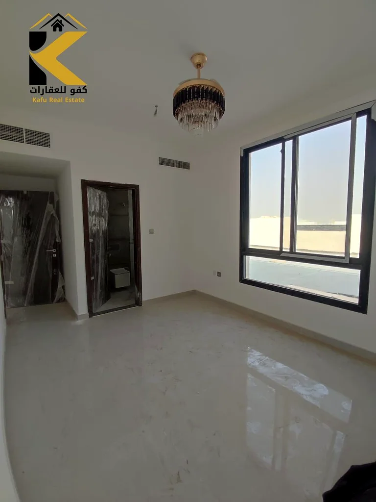 شقة فاخرة بإطلالة جميلة وغرفة معيشة واسعة، وثلاث غرف نوم.63811299395969112