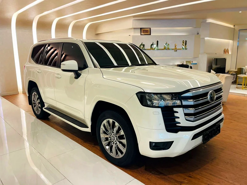 Land Cruiser GXR model 2024 gulf space under warinty from alfuttaim with contract service full optio63484570461058114