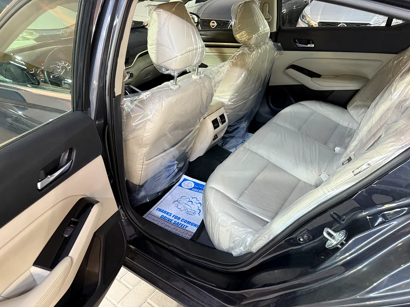 Beige Interior | Rear AC | Special Paint | Sunroof63484094171650114