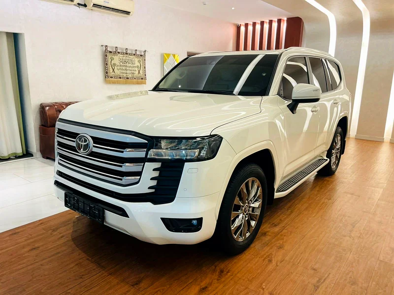 Land Cruiser GXR model 2024 gulf space under warinty from alfuttaim with contract service full optio63484570461058112