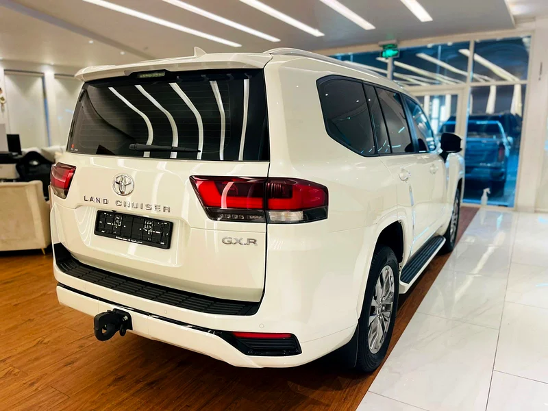 Land Cruiser GXR model 2024 gulf space under warinty from alfuttaim with contract service full optio63484570461058113