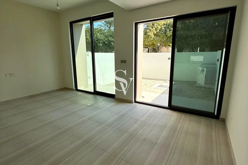 قريب من الحديقة | صف واحد | واسع | شاغر63738198817793111