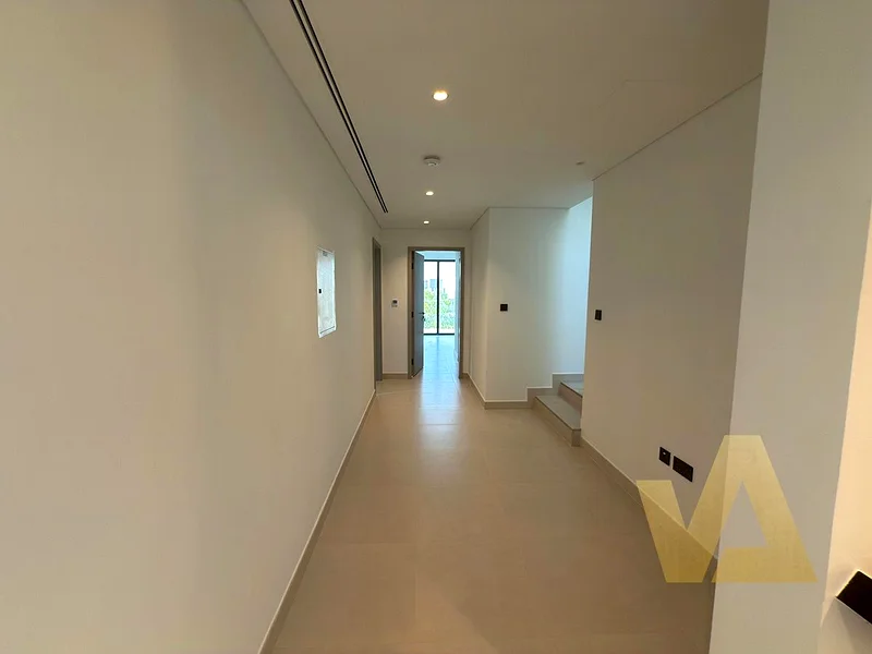 قطعة أرض مطورة وأكبر مساحة | تطل على البحيرة | جاهزة63493550339585114