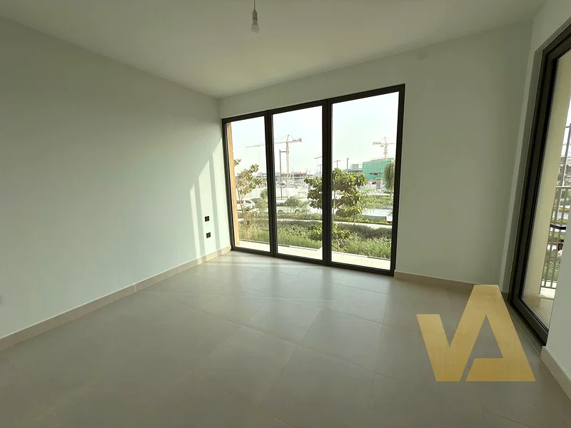 قطعة أرض مطورة وأكبر مساحة | تطل على البحيرة | جاهزة63493550339585111