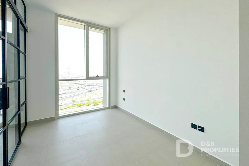 شاغرة | مبنى رائع | طابق متوسط | واسعة63753850918913112