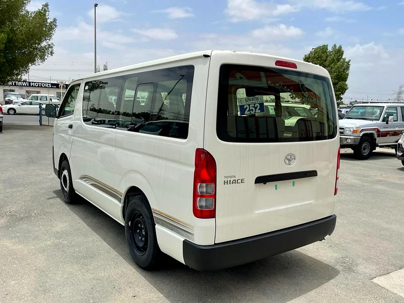 Toyota Hiace Bus 2.5L STD Diesel MT63484442786305112