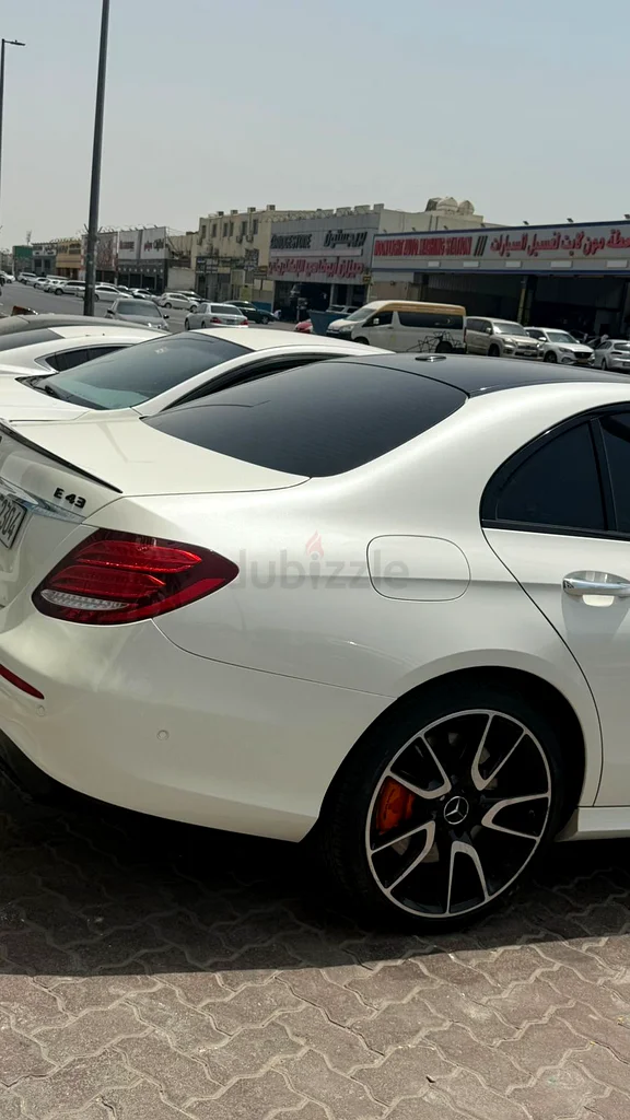 مرسيدس E43 بحالة ممتازة، وتحتوي على جميع القطع جديدة ومُستبدلة حديثًا.63488379746947112