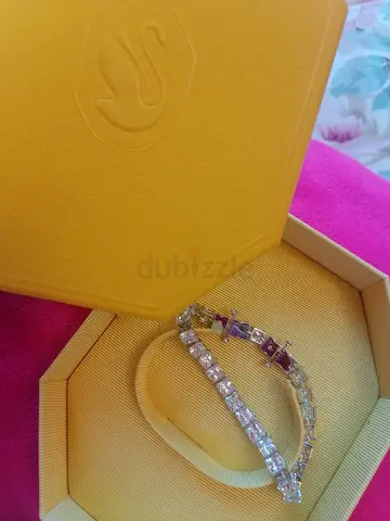 Elegant Swarovski Bracelet Set - Perfect for Any Occasion! New never used... Dubai. Cash only