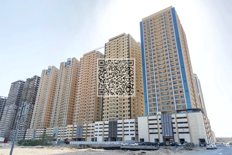 شقة واسعة مكونة من غرفتي نوم وصالة مع موقف مغطى للسيارات للإيجار في ب963715947632513110