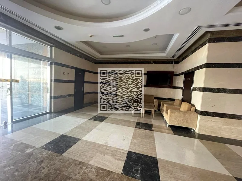 شقة واسعة مكونة من غرفتي نوم وصالة مع موقف مغطى للسيارات للإيجار في ب963715947632513111