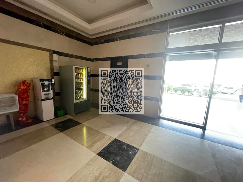 شقة واسعة مكونة من غرفتي نوم وصالة مع موقف مغطى للسيارات للإيجار في ب963715947632513112