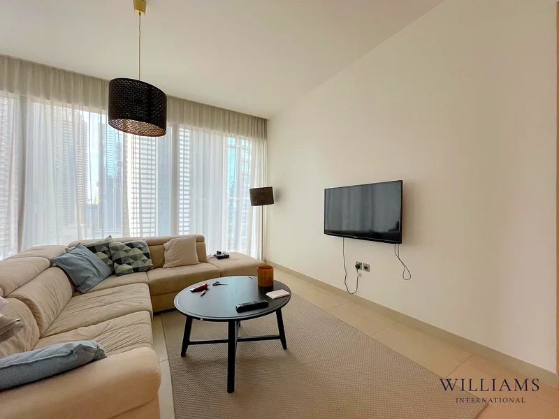 SPACIOUS CORNER UNIT | VACANT | POOL VIEW64041031217537112