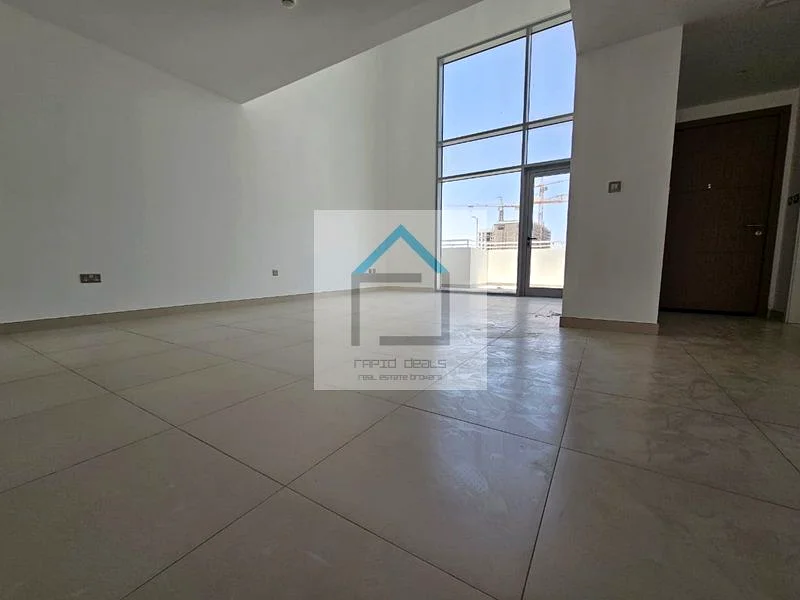 تاون هاوس ضخم من 3 غرف نوم مكدسة - شاغرة - شهر إيجار مجاني63751021298179112