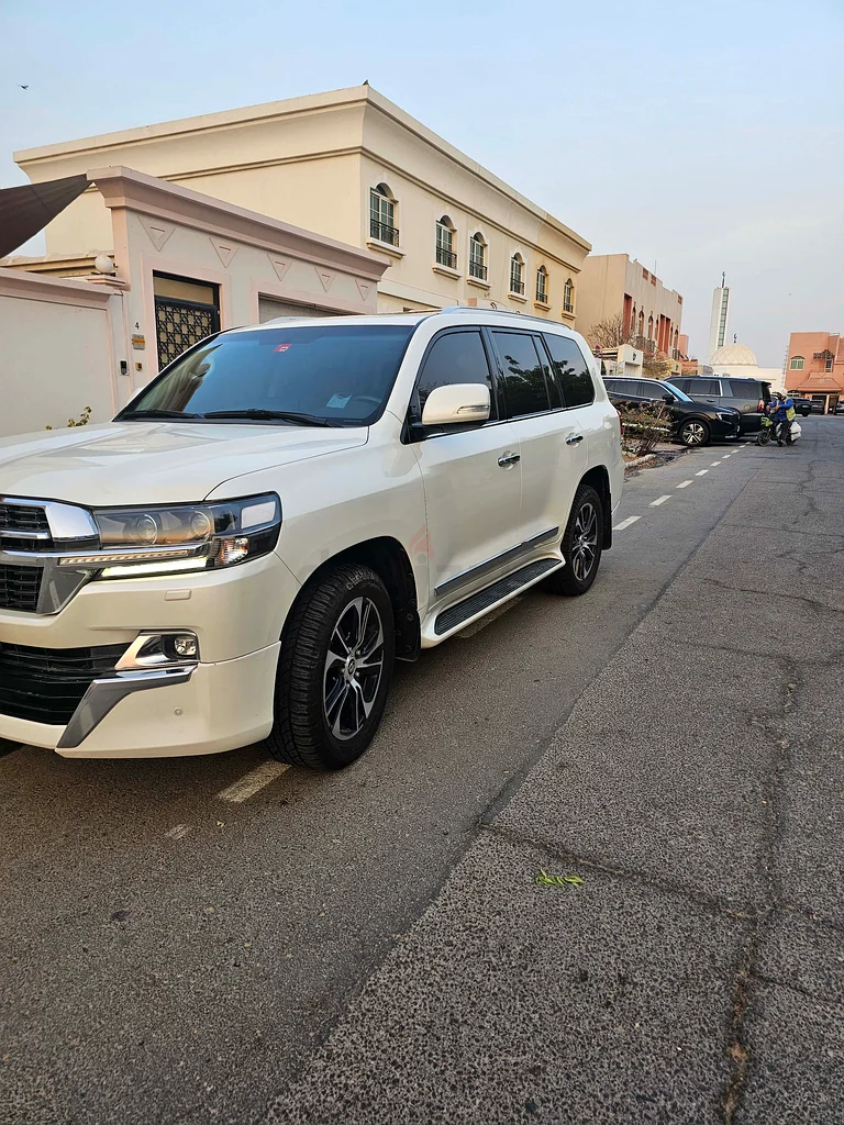 2021 Toyota Land Cruiser GXR V8 Grand Touring, GCC Specifications, agency services, Paid Service63484570439554111