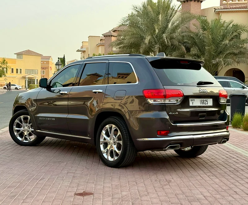 2019 جيب جراند شيروكي سوميت V8 سعة 5.7 لتر، طلاء أصلي، خيارات كاملة، من إصدار دول مجلس التعاون الخليجي63490009742979111