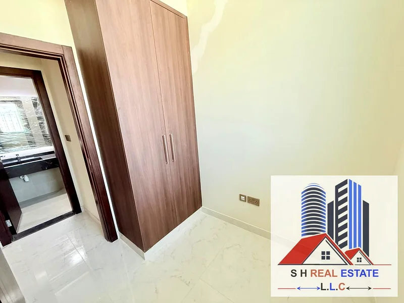 شقة جديدة بالكامل وواسعة جدًا مكونة من ثلاث غرف نوم مع غرفة خادمة بسعر 110 ألف فقط63730241839489114