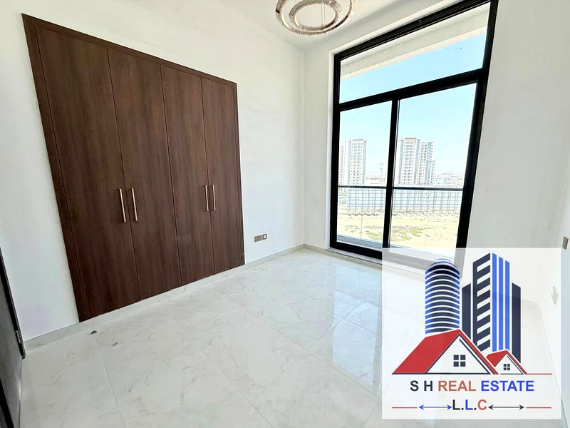 شقة جديدة بالكامل وواسعة جدًا مكونة من ثلاث غرف نوم مع غرفة خادمة بسعر 110 ألف فقط63730241839489113