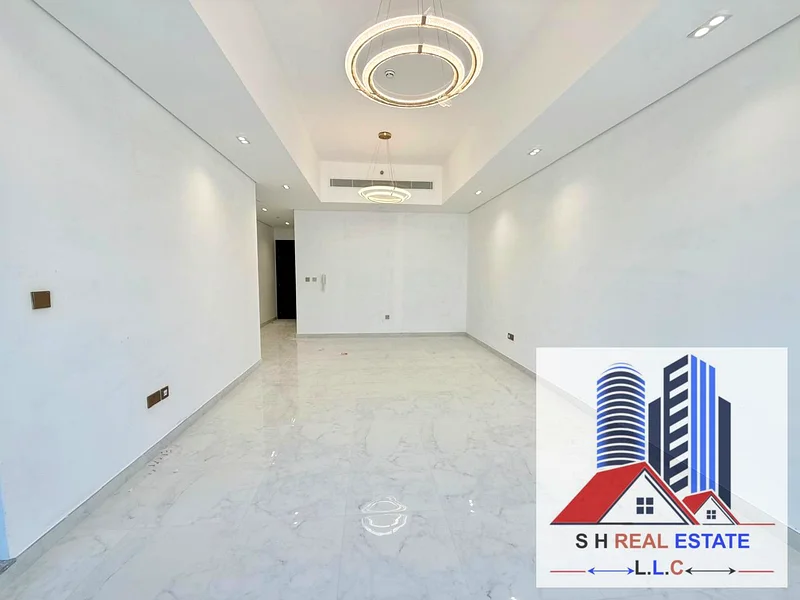 شقة جديدة بالكامل وواسعة جدًا مكونة من ثلاث غرف نوم مع غرفة خادمة بسعر 110 ألف فقط63730241839489111