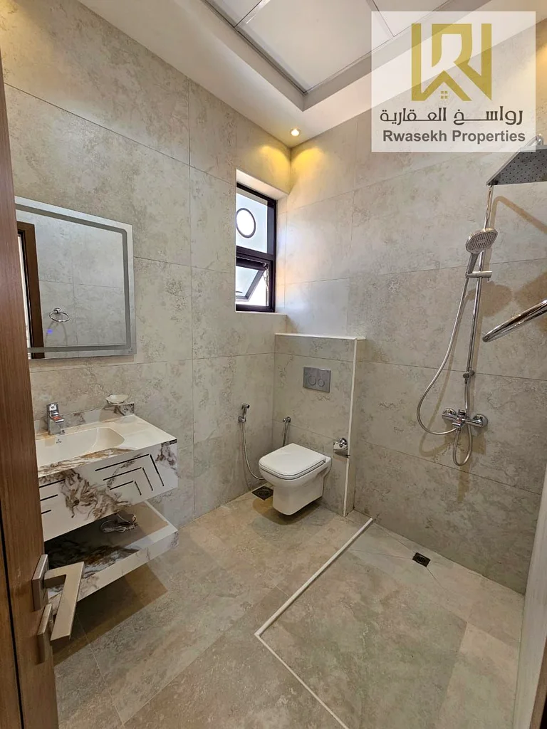 فيلا من 5 غرف نوم للبيع تتضمن تكييفًا مركزيًا63881481158529114