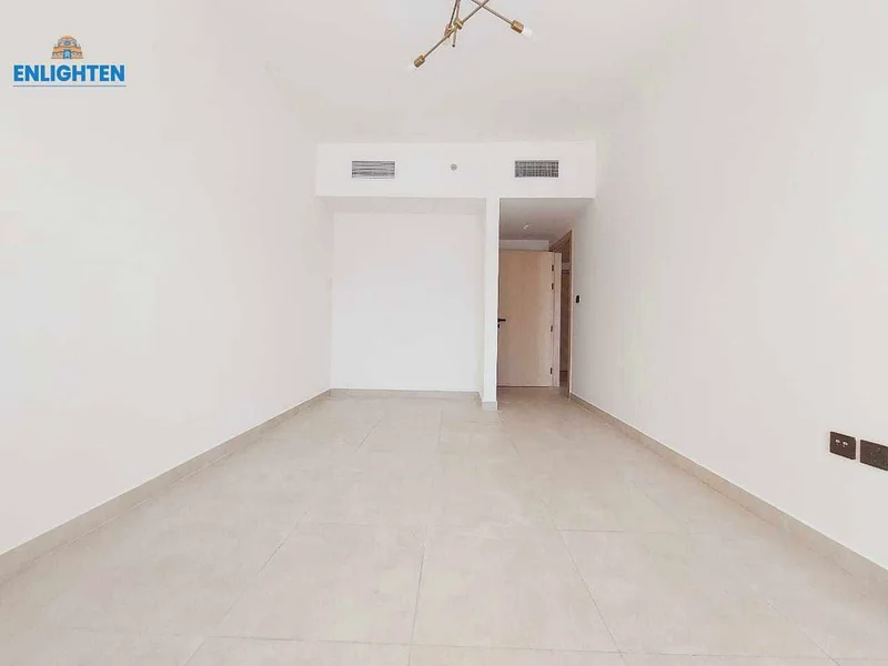 مساحة كبيرة أنا بالقرب من الحديقة أنا شاغرة | الطابق العلوي63780793214466111