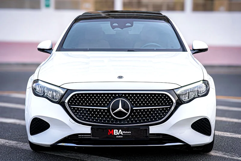 مرسيدس بنز E200 2025 | 4,000 كم | باقة AMG63488410905473111