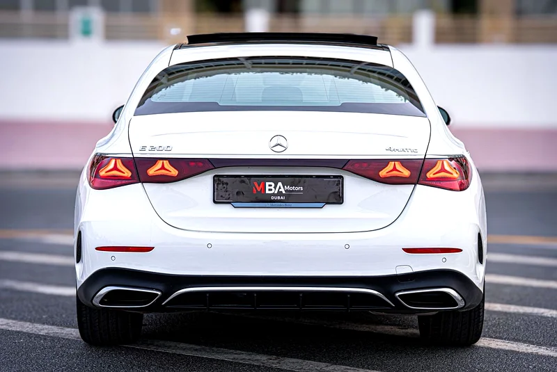 مرسيدس بنز E200 2025 | 4,000 كم | باقة AMG63488410905473114