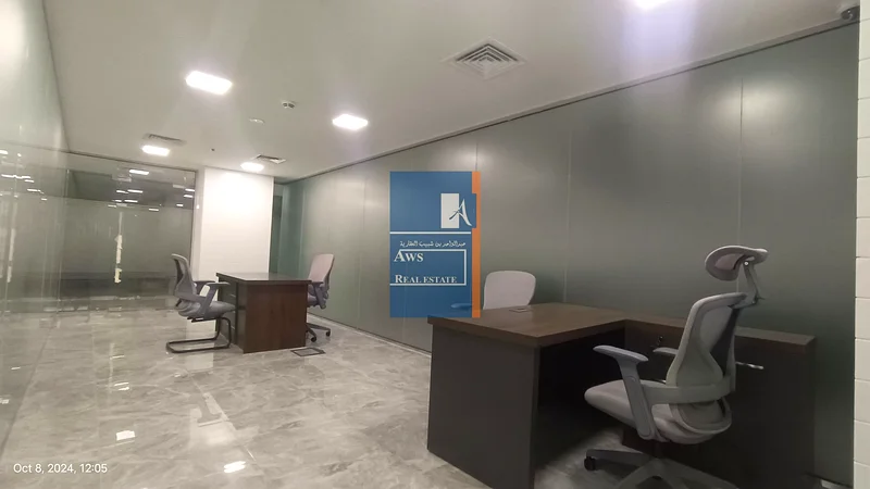 مكتب مؤثث للإيجار، مع تزويد مجاني بالكهرباء والمياه وواي فاي مع دعم إداري63615872981249111
