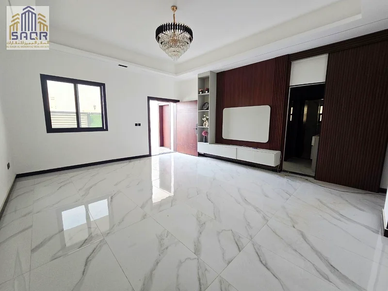 Two floors and a roof, freehold, prime location behind the Chinese market.63884772192131112