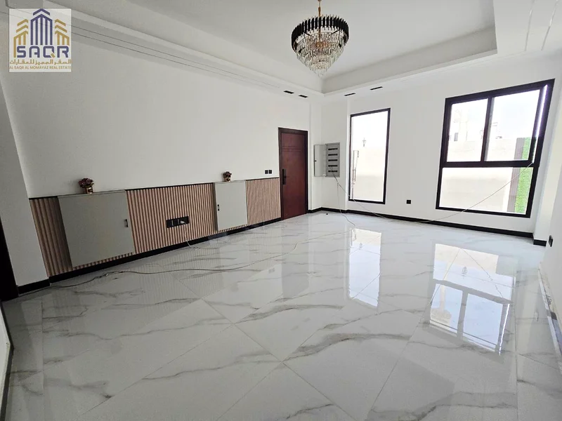 Two floors and a roof, freehold, prime location behind the Chinese market.63884772192131114