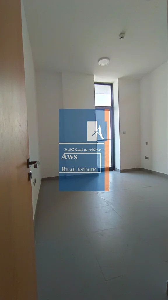 شقة حديثة وواسعة مكونة من 3 غرف نوم، مناسبة للعائلات، مع صالة رياضية وموقف سيارات63739268737793112