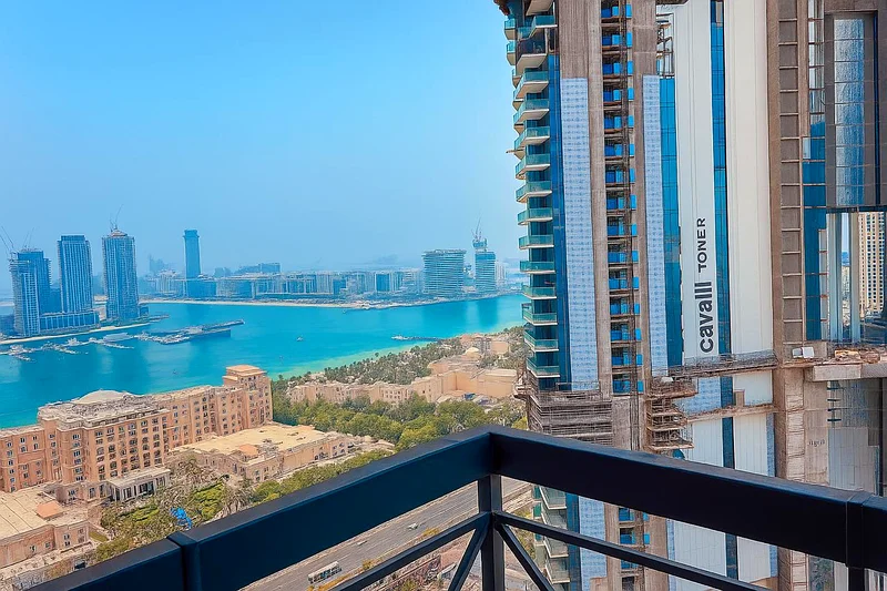 شقة واسعة مكونة من 3 غرف نوم مع موقفين للسيارات وغرفتي جلوس63773631370497110