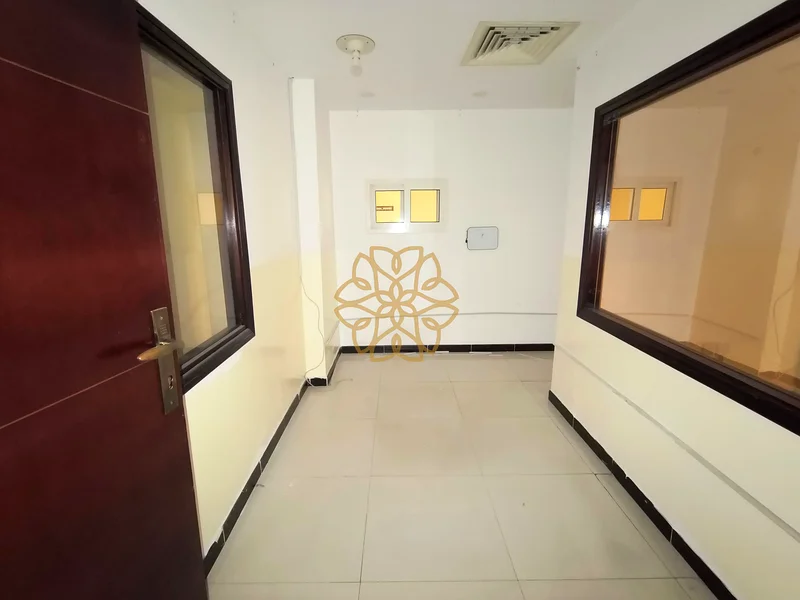 مكتب واسع للإيجار بإطلالة على الحديقة والبحر63816451857922110
