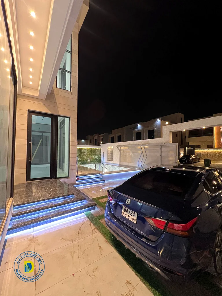 For sale, a 6-room villa with a swimming pool and a rooftop with a sitting area. The price includes water, electricity and air conditioning.63912903917442112