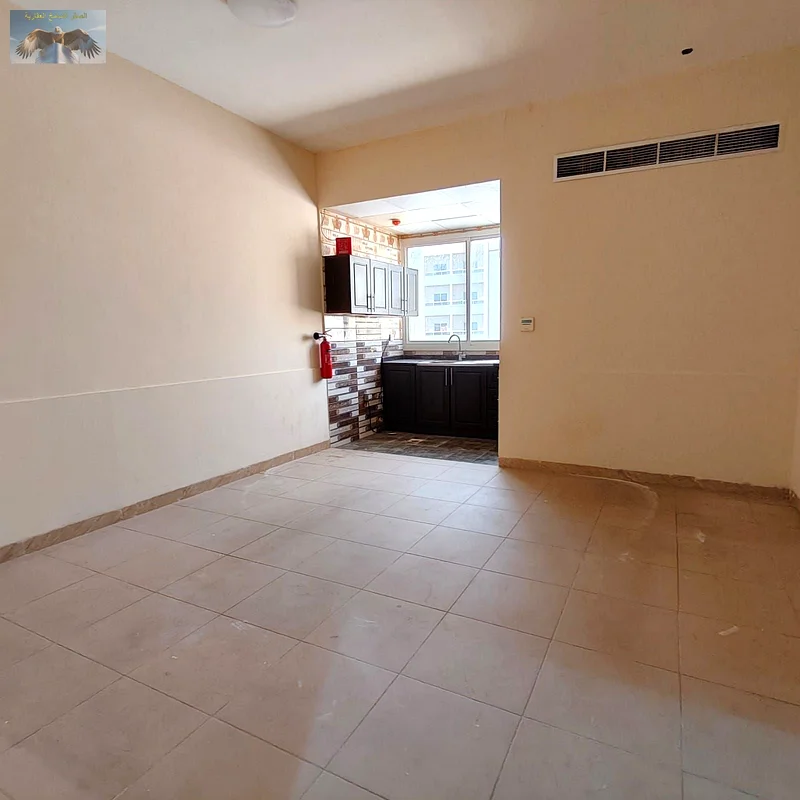 ستوديو كبير للإيجار السنوي في الرشيدية 2 في عجمان، تشطيب ممتاز، مطبخ منفصل، منطقة حيوية، قريب من جميع الخدمات، موقع مميز63721248202115113