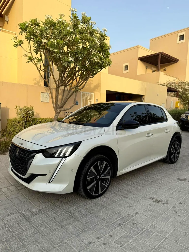 بيجو 208 2023، نظيفة وجديدة، استخدام سيدة63613735451394112