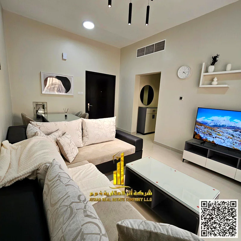 شقة فاخرة، غرفة نوم واحدة وصالة، بلكونة بإطلالة مفتوحة، مؤثثة بالكامل وجديدة، جميع الفواتير مشمولة، جاهزة للانتقال فورًا، موقع مميز63837166018817113