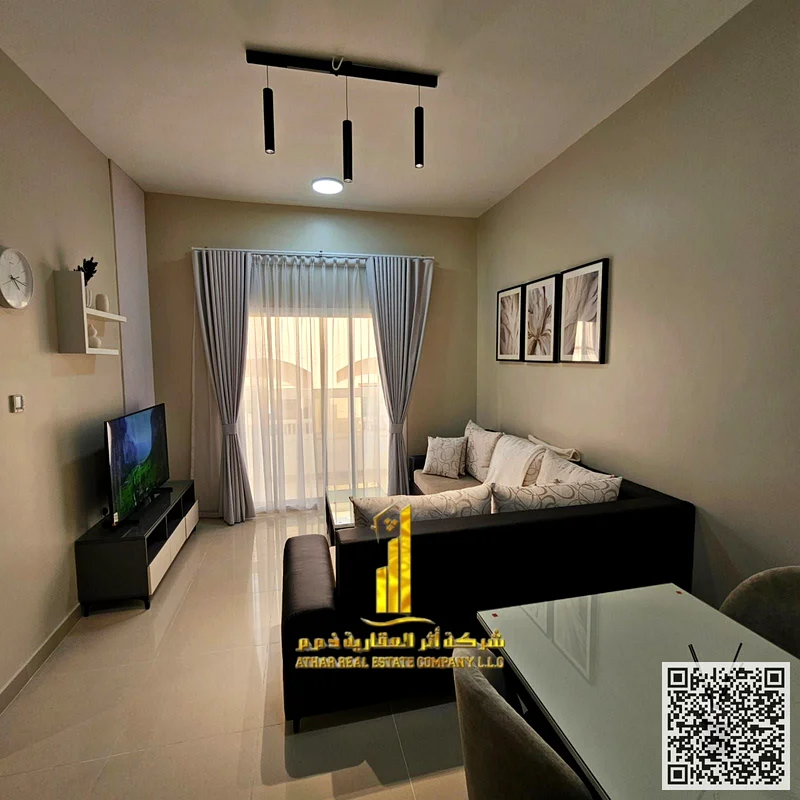 شقة فاخرة، غرفة نوم واحدة وصالة، بلكونة بإطلالة مفتوحة، مؤثثة بالكامل وجديدة، جميع الفواتير مشمولة، جاهزة للانتقال فورًا، موقع مميز63837166018817111