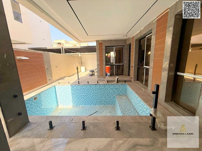 فيلا بتصميم عصري مميز، من طابقين وسطح، تشمل الكهرباء والمياه وتكييف الهواء، في موقع متميز مع مسبح63900396122242114