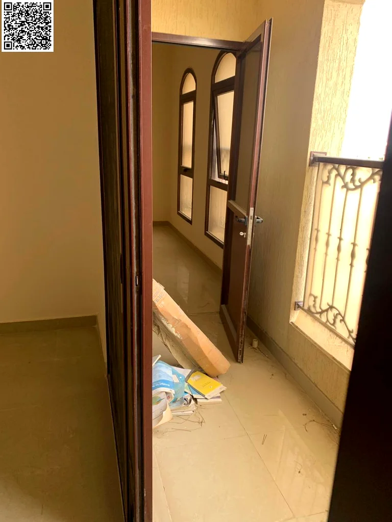 للإيجار السنوي: شقة بغرفة نوم واحدة مع صالة، بلكونة، حمامين، واسعة، تشطيبات حديثة، قريبة من الخدمات، سهولة الوصول إلى الشارقة ودبي.63718855435395113