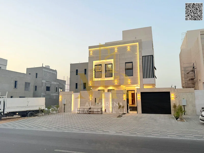 🏡 Luxurious villa for sale on the main street in Al Helio 2 - Ajman 📍 5 master bedrooms + 2 floors and a roof + a private pool. Land area: 3,100 squ63894082591747113