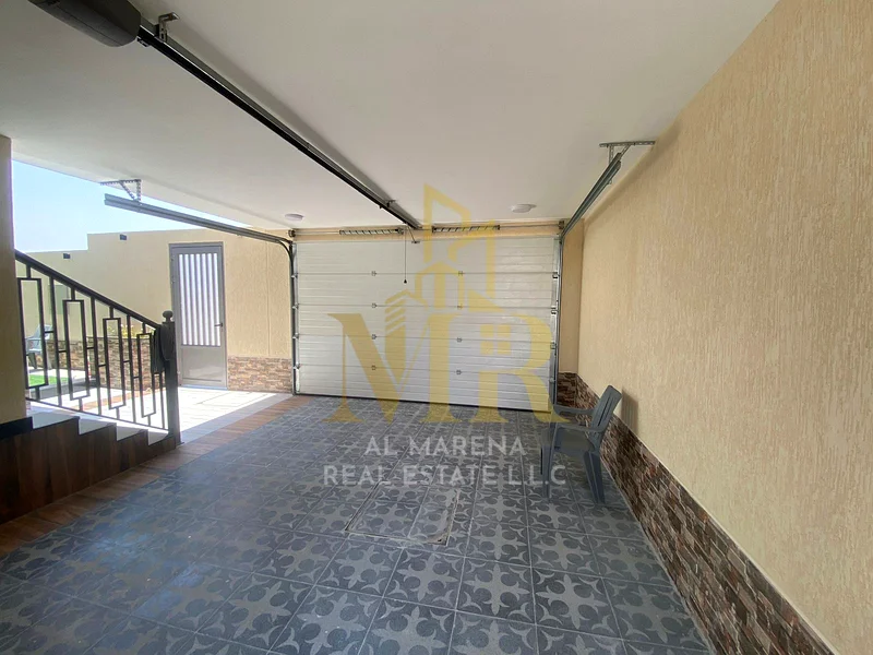 🏡 للبيع – فيلا فاخرة في الباهية – عجمان | طابقين + سطح | 6 غرف نوم رئيسية | مجلس + 3 غرف معيشة | مطبخين حديثين | غرفة خادمة | سبا63881373555329112
