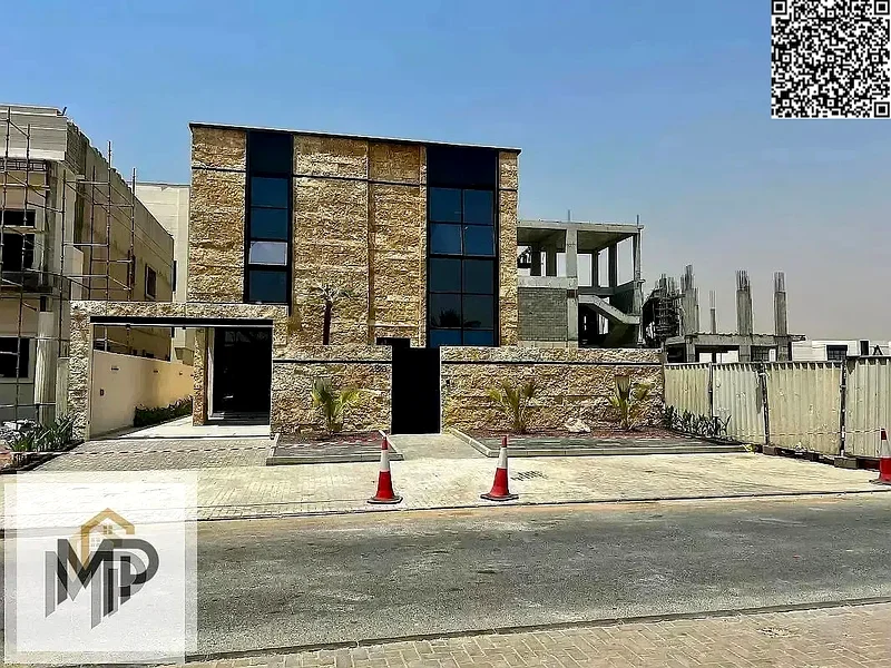 فيلا فاخرة جدًا بواجهة حجرية كاملة وديكور داخلي فاخر جدًا بأرضيات على طراز الفنادق الفاخرة ومساحات داخلية واسعة.63871768468994110