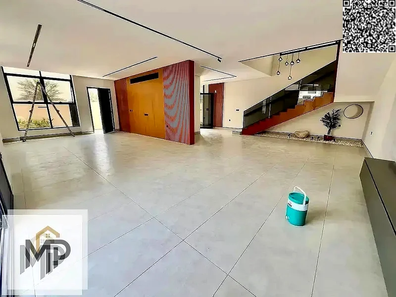 فيلا فاخرة جدًا بواجهة حجرية كاملة وديكور داخلي فاخر جدًا بأرضيات على طراز الفنادق الفاخرة ومساحات داخلية واسعة.63871768468994114