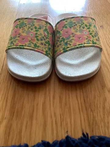 Chic Floral Slide Sandals for Trendy Summer Vibes