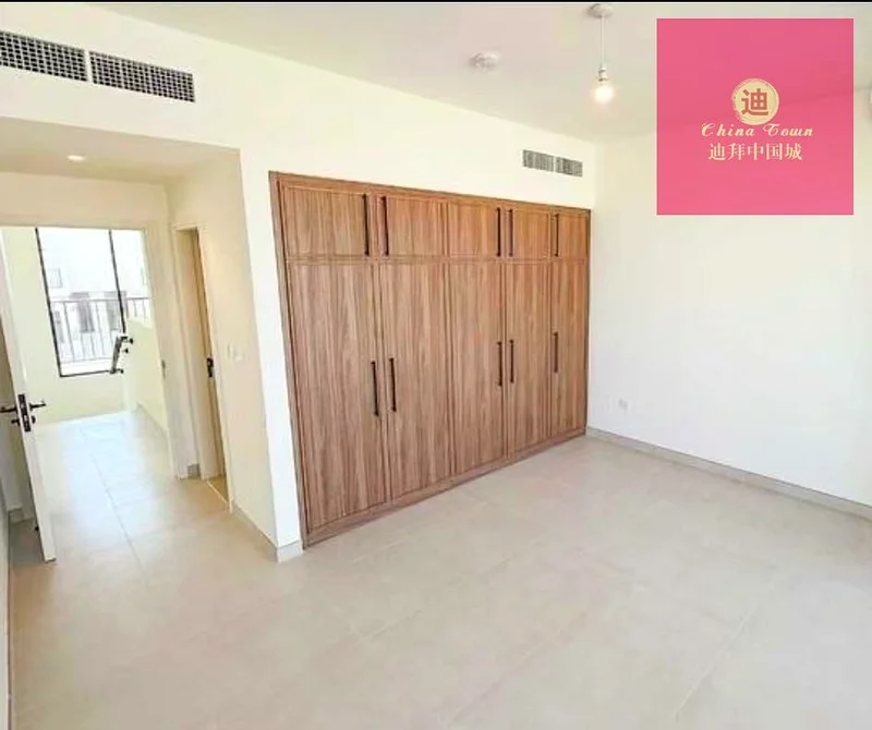فيلا جديدة بالكامل مكونة من 3 غرف نوم وغرفة خادمة | تاون هاوس ماها63737272531714110