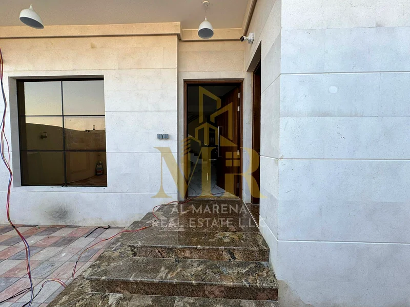 🏡 للبيع – فيلا أنيقة في الباهية (الأسس)، عجمان | 6 غرف نوم رئيسية | مجلس | غرفة معيشة واسعة | سطح | فناء خارجي63881373501057113